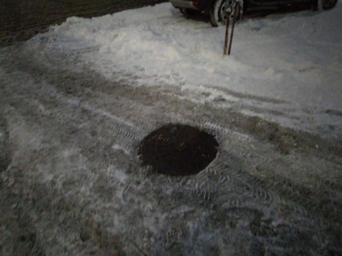 В Энгельсе спасали провалившегося в теплотрассу мужчину