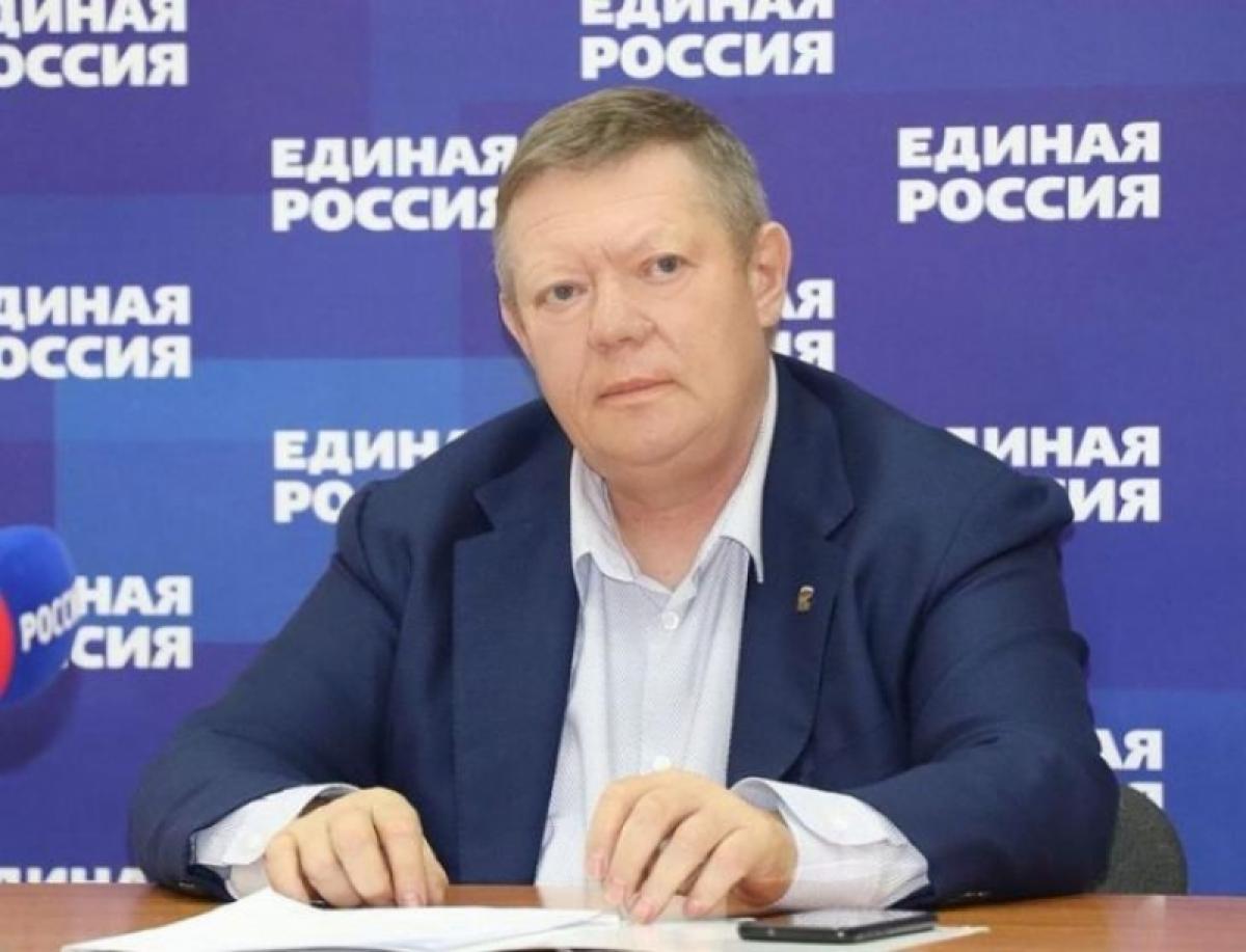 Николай Панков призвал власти Саратова чистить крыши школ и детских садов