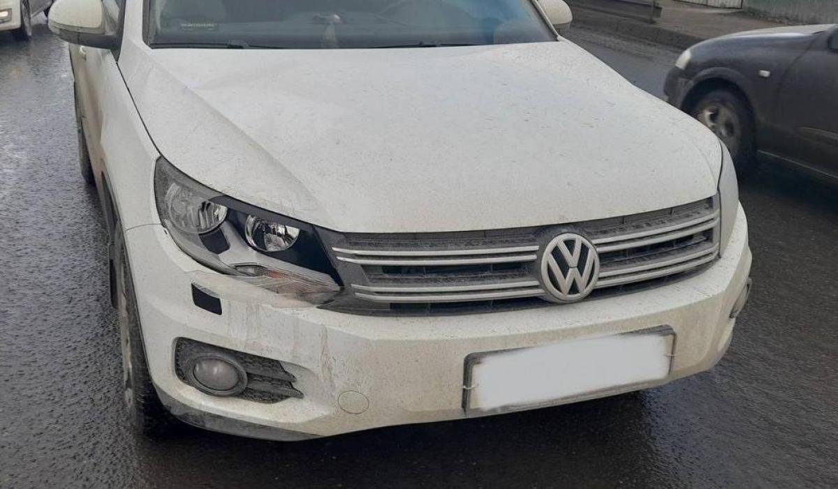 В Саратове молодая дама угодила под колеса «Фольксвагена»