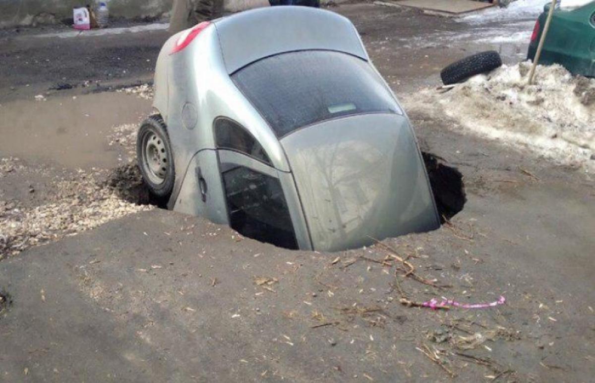 ТК «Столовка Белого дома»: машина ушла под асфальт