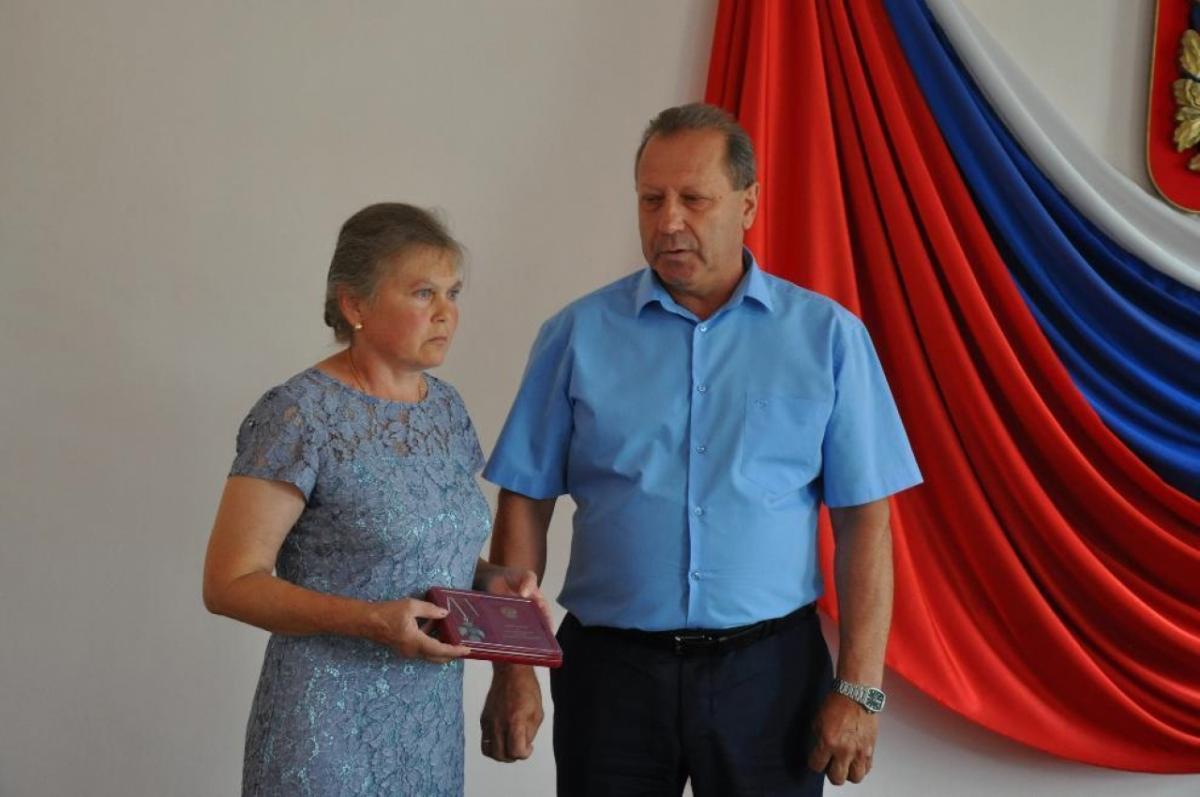 В Украине погиб контрактник из Аркадака, его матери вручили Орден Мужества