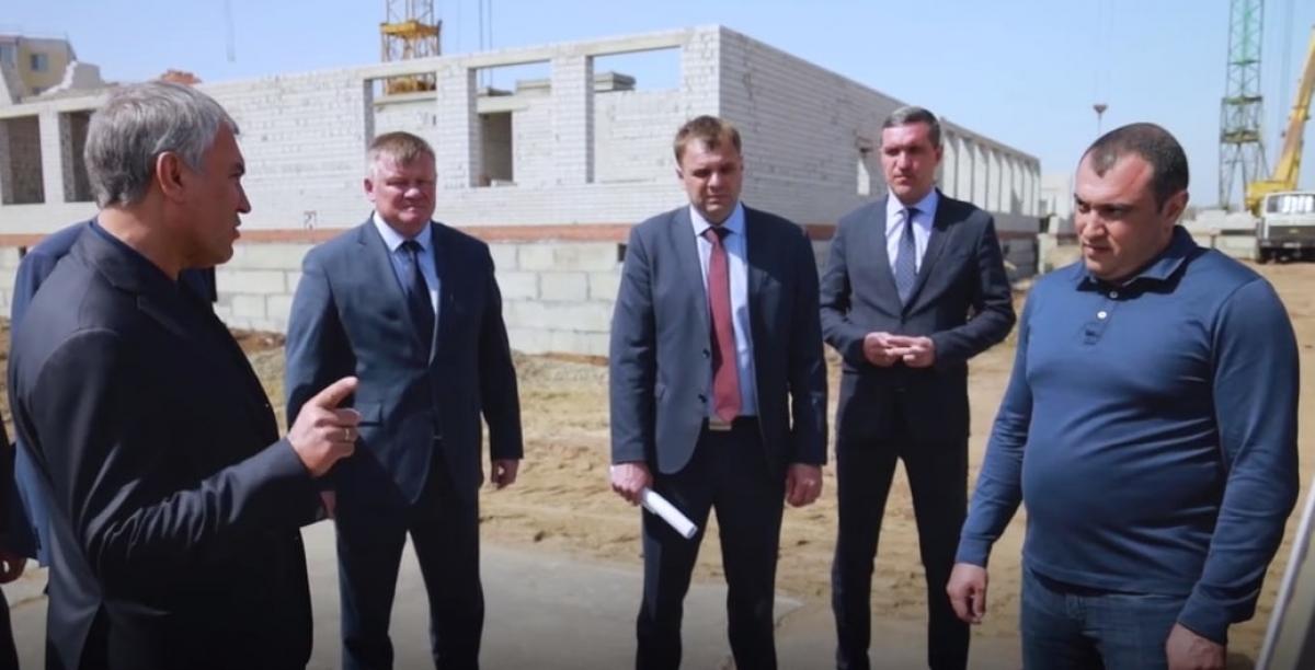 «Вы для чего их раскармливаете, озолачиваете?»: Володин спросил у Исаева об отношении власти к строителям
