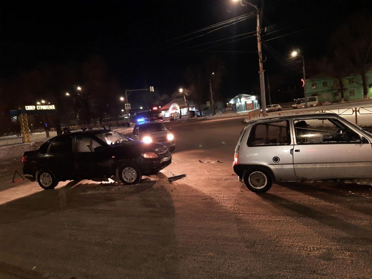 На проспекте Строителей в Саратове столкнулись два отечественных авто