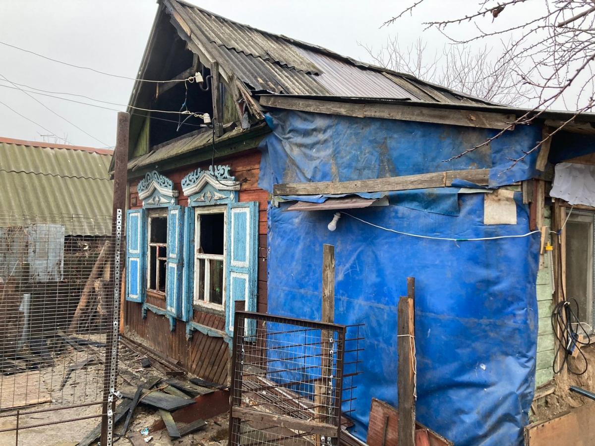 В Энгельсе горел дом на Покровской, выезжали 4 пожарных расчета