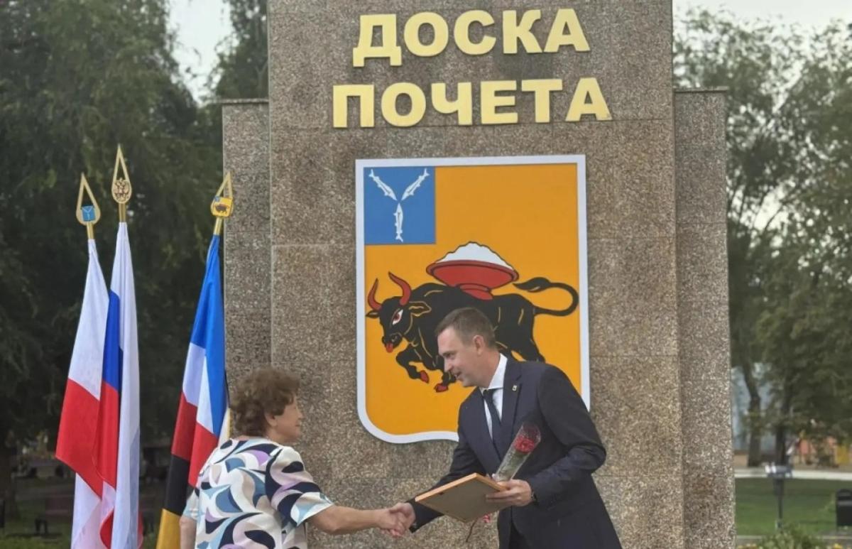 В Энгельсе открыли обновленную Доску Почета ко Дню рождения города   
