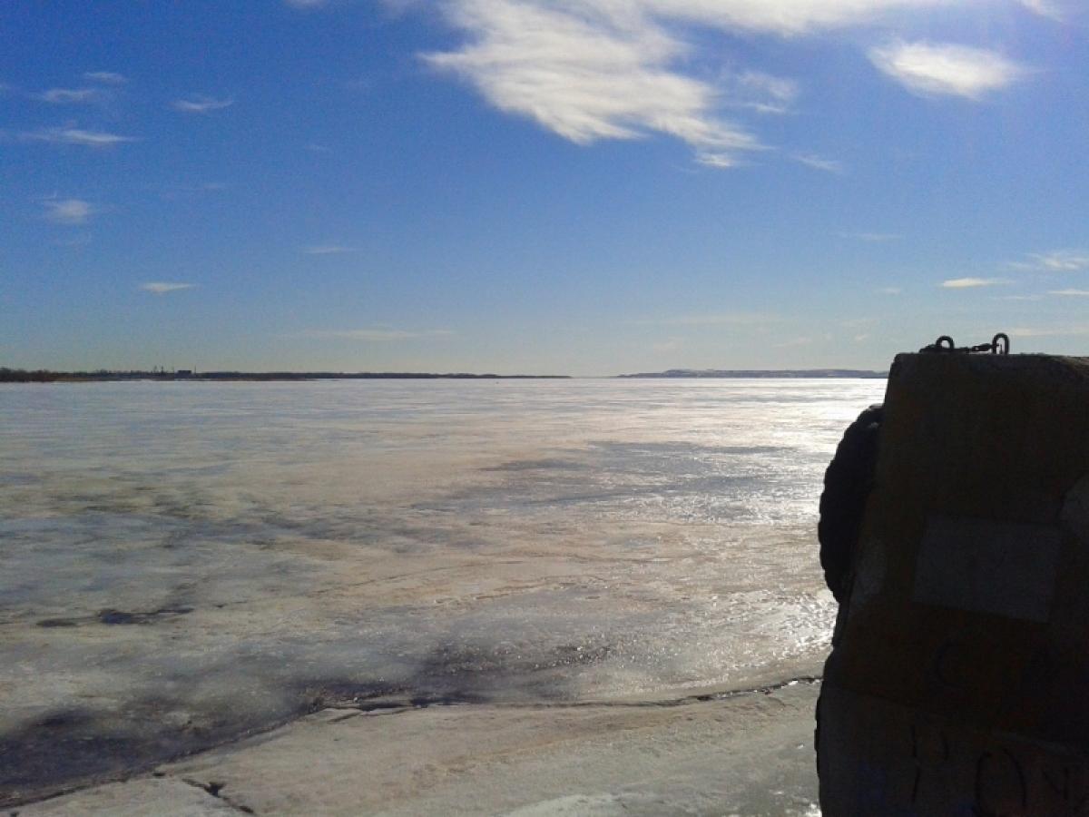 Саратовский рыбак достал тело вмерзшего в лед младенца с помощью лома