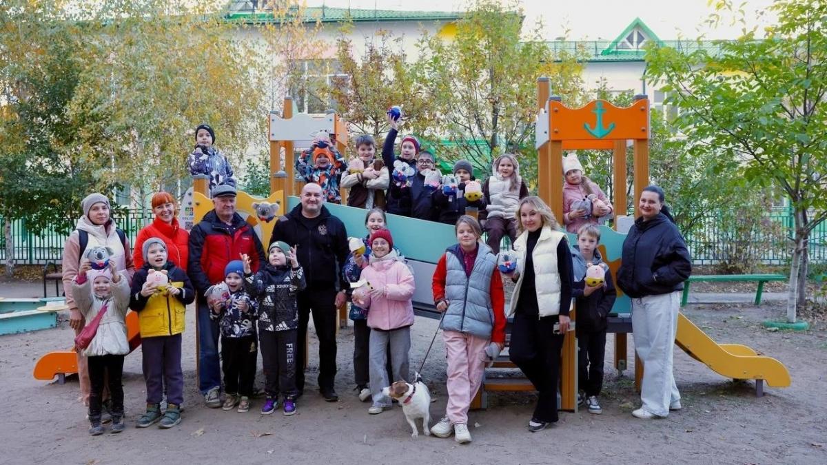 Энгельсская детвора поблагодарила депутата Калинина за новый игровой комплекс