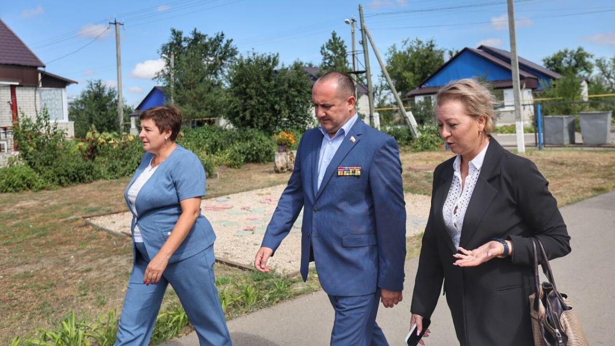 Вячеслав Калинин посетил поселок Ветеран Озинского района