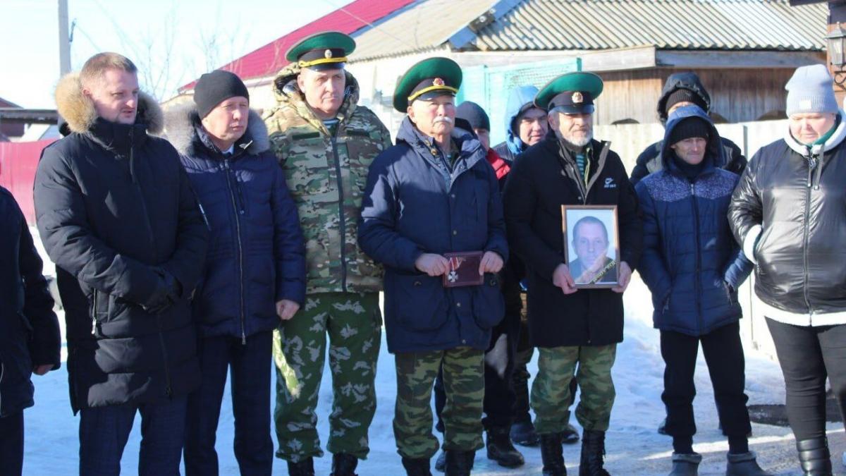 В Мокроусе под оружейные залпы похоронили героя СВО Сергея Владычных