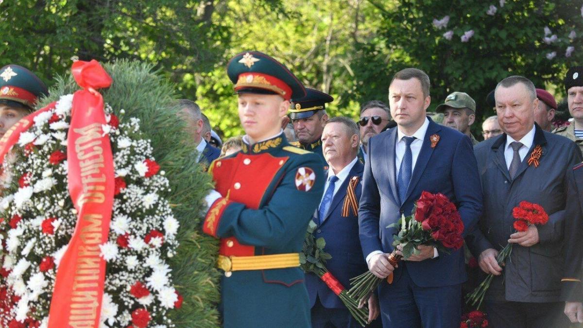 Саратовцы возложили цветы к Мемориалу защитникам Отечества на Воскресенском кладбище