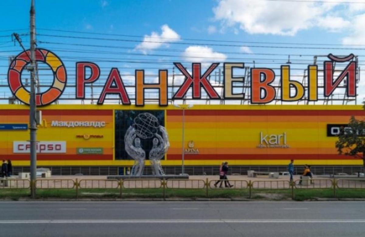 Пальто с манекена, дорогие часы, цифровая техника: в Саратове двое посетителей ТЦ незаметно «прибарахлились» на 250 тыс.рублей 