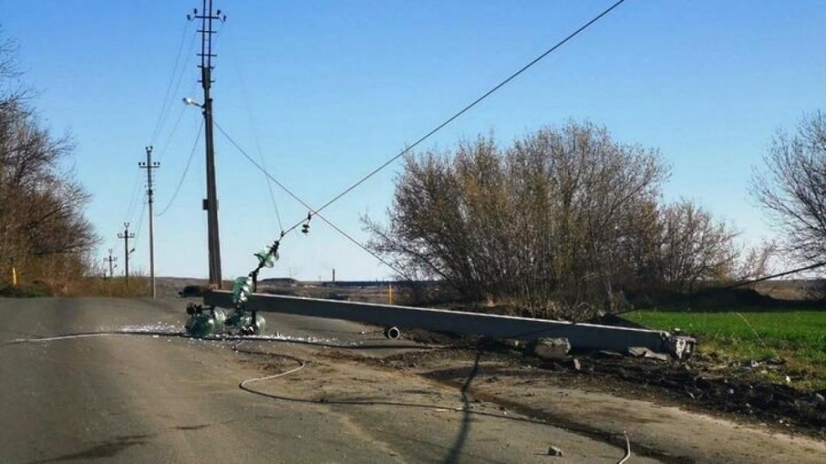 В Саратове упал столб на дороге из Юбилейного в Солнечный