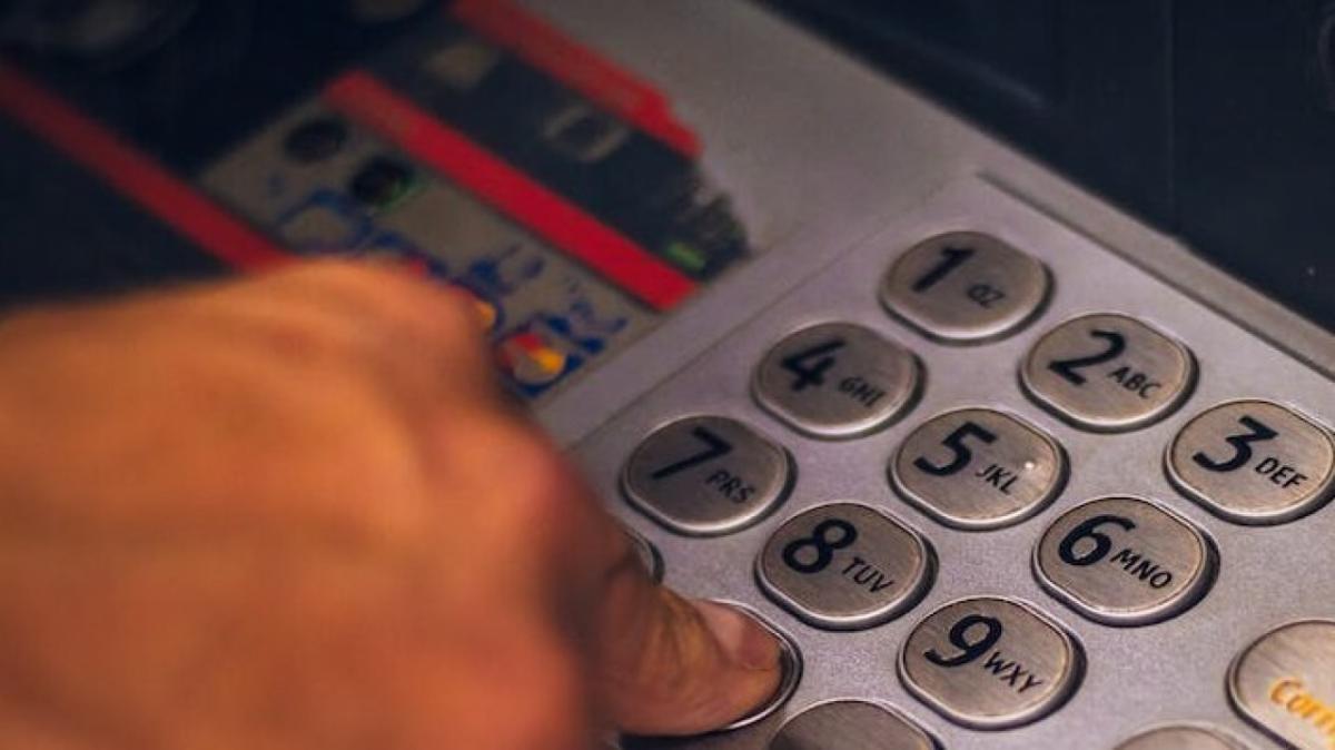57-летний саратовец разбил кирпичом банкомат из-за застрявшей карты