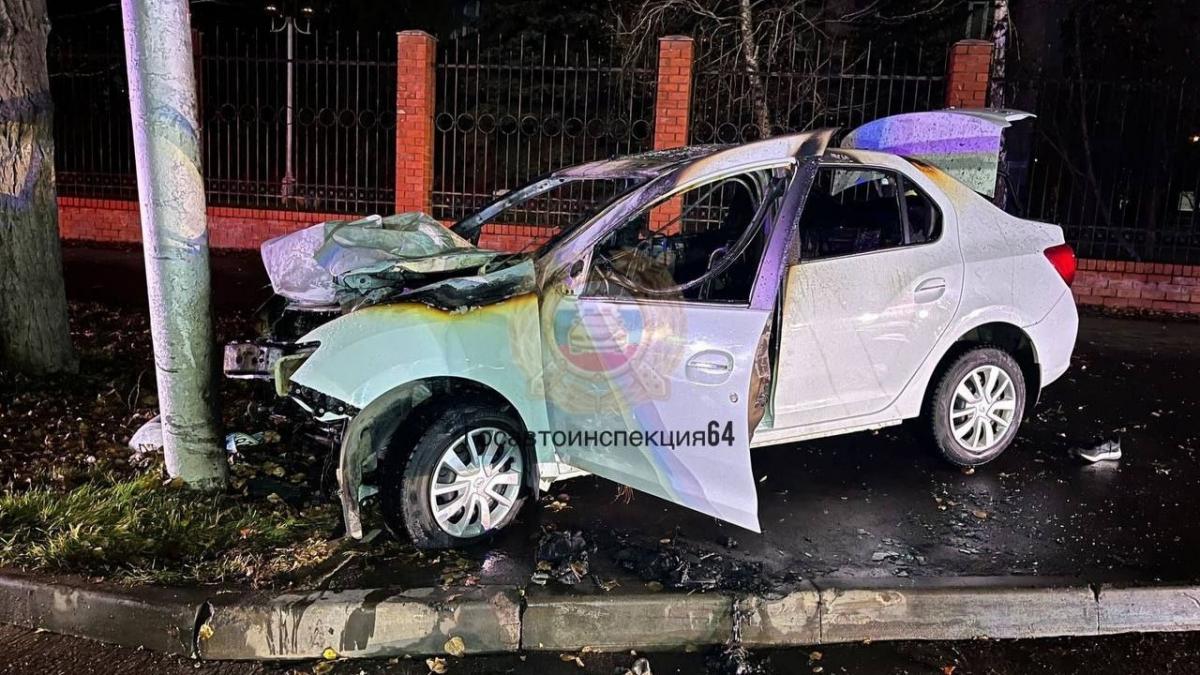 В Саратове ночью водитель «Рено» протаранил столб и погиб на месте