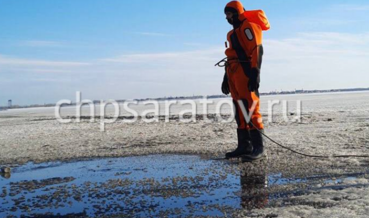 Под мостом «Саратов-Энгельс» мужчина провалился под лед | 26.03.2021 |  Саратов - БезФормата