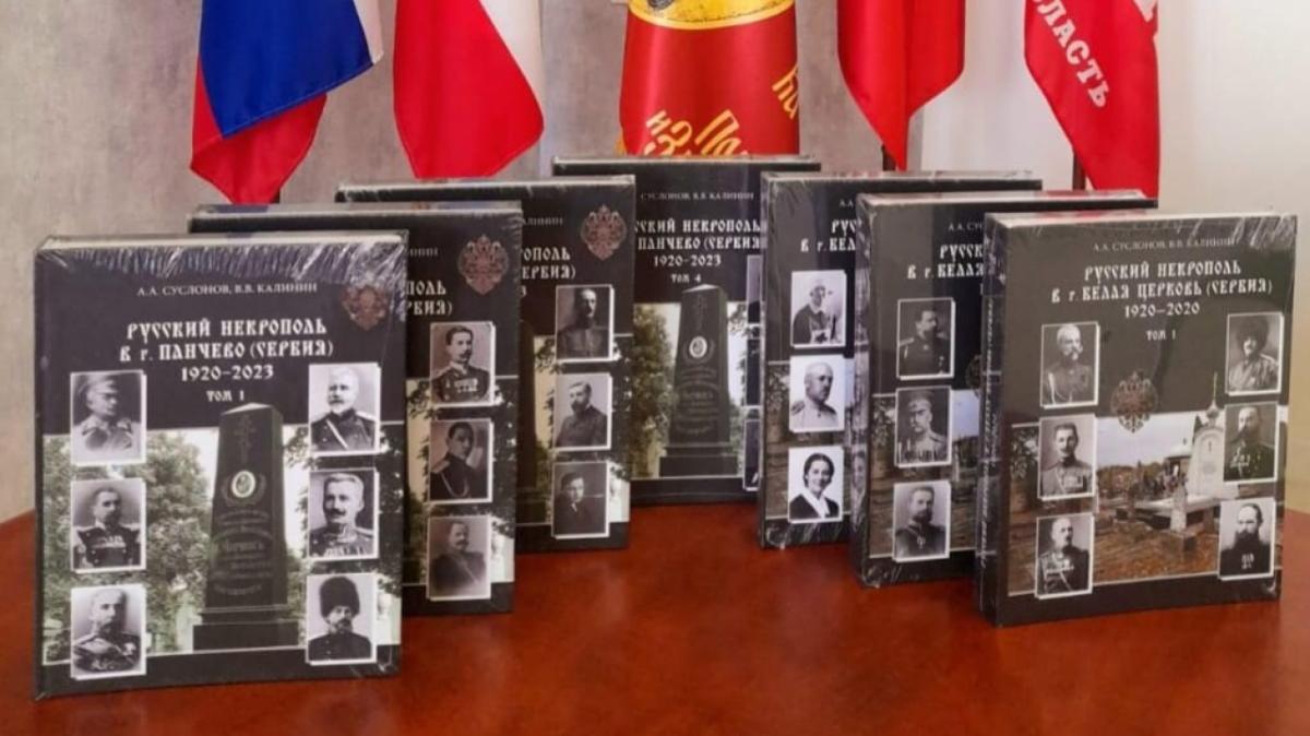 Депутат Калинин передал книги в дар настоятелю саратовского храма  