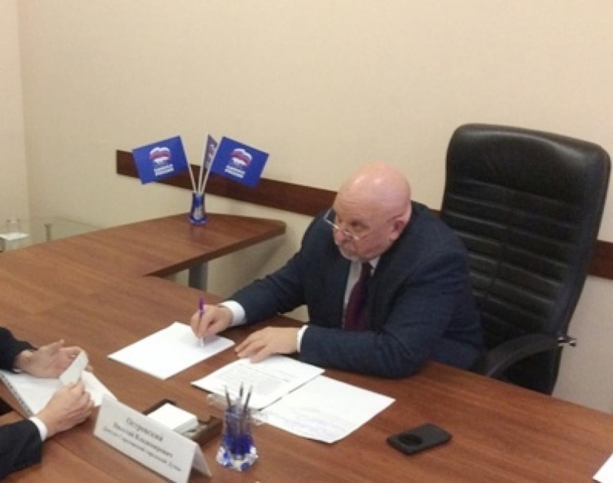 Депутат Островский призвал власти Саратова покупать машины для чиновников, помня об учителях