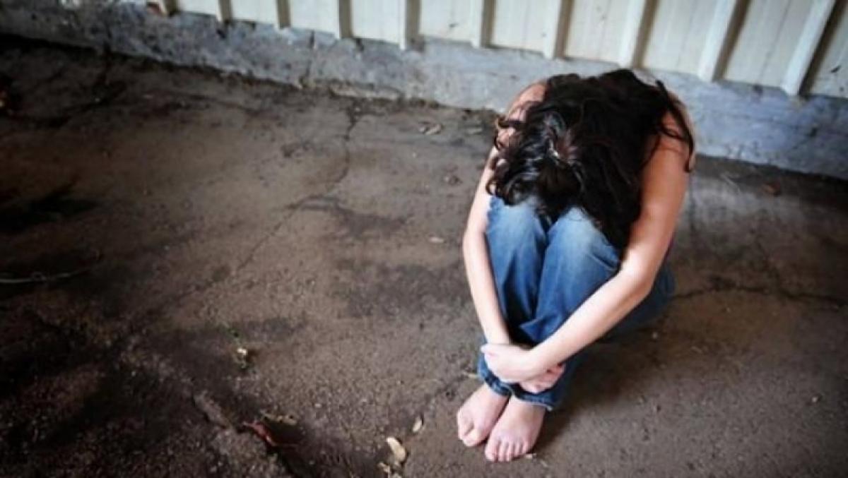 17-летнюю девушку изнасиловал молодой мужчина с ножом в частном доме