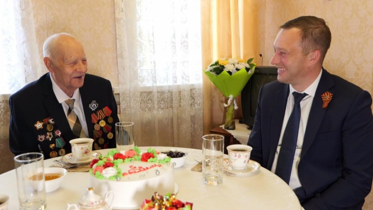 Бусаргин поздравил со 100-летием ветерана ВОВ Александра Карцева