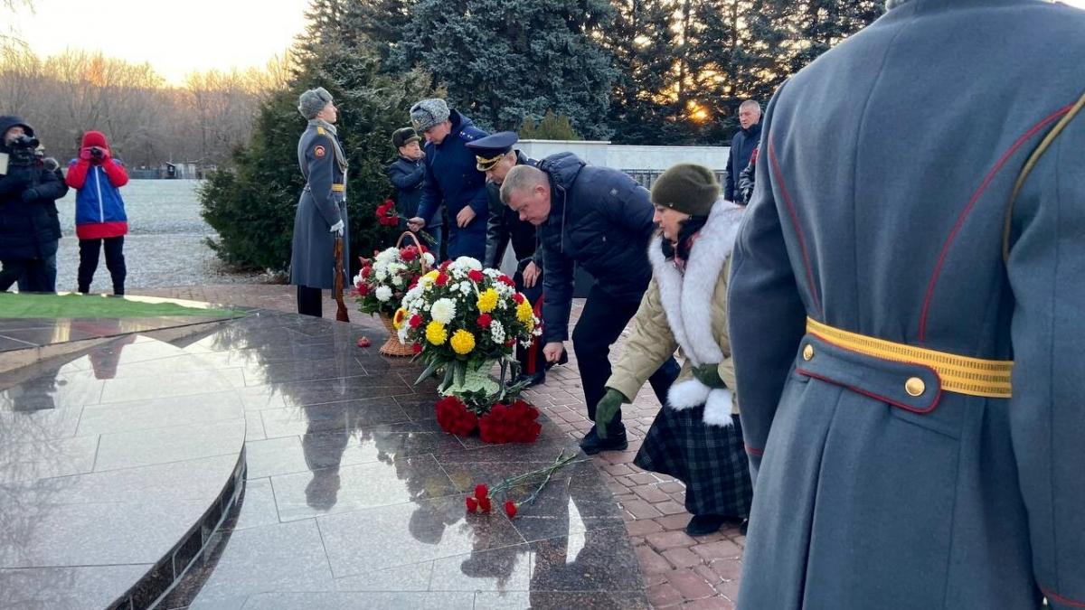 В День неизвестного солдата власти почтили память павших в Саратове