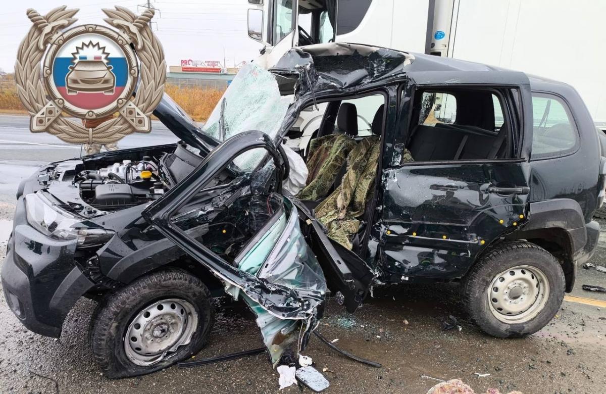 Под Саратовом в жутком ДТП с грузовиком погиб водитель «Нивы»