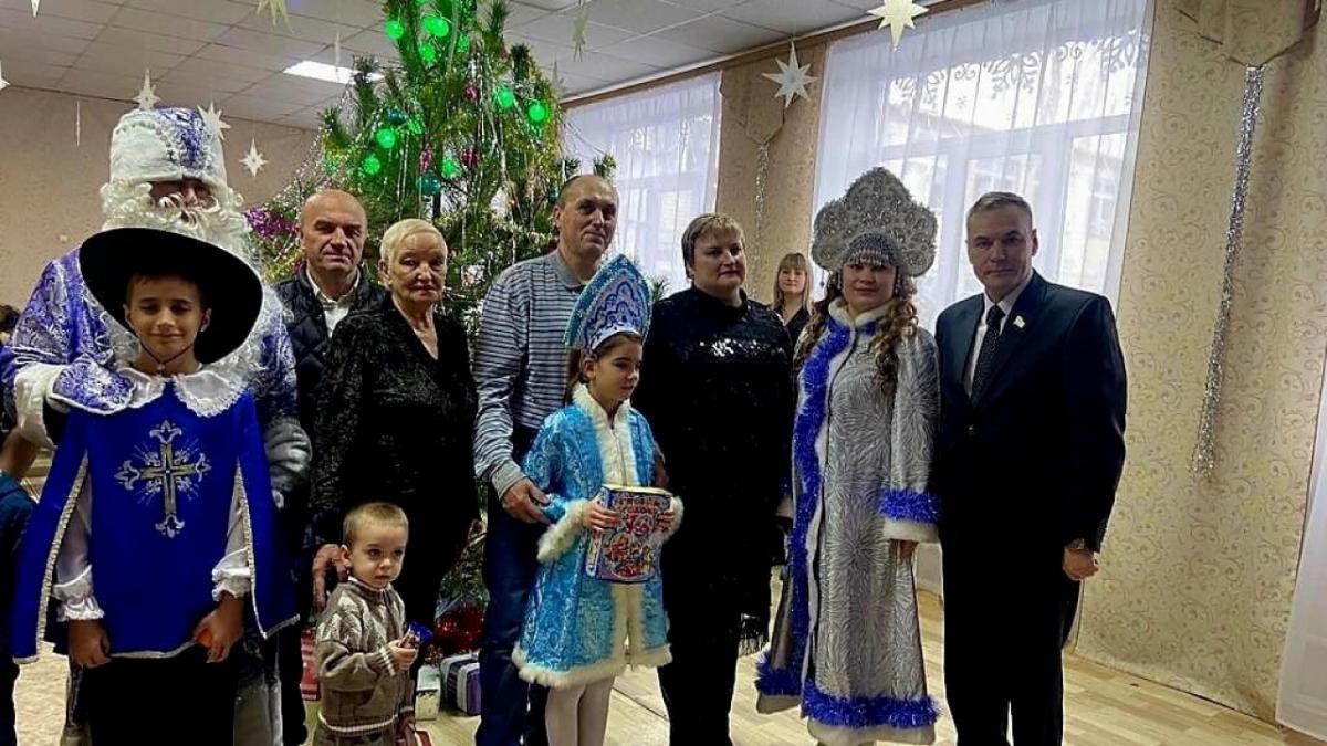 Вячеслав Калинин направил более 500 детских подарков в 11 районов области