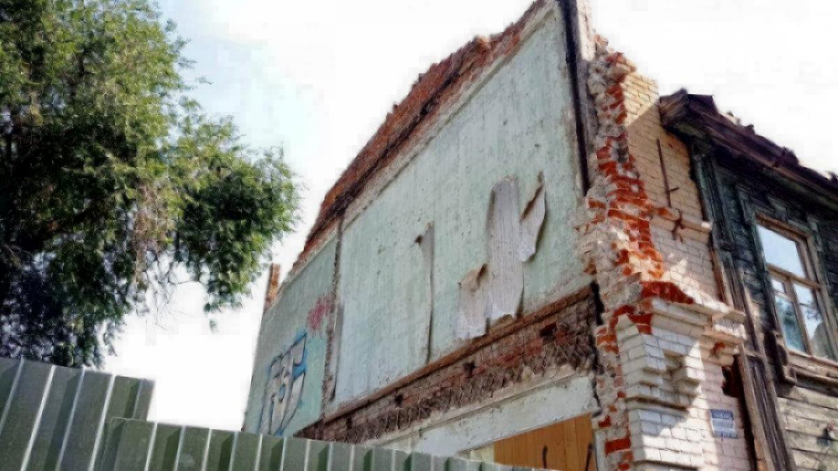 Власти Саратова еще три дома признали аварийными