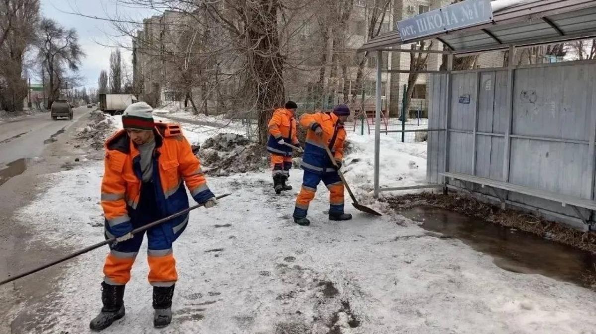 В Энгельсе ведутся работы по откачке талых вод и очистке тротуаров от снега