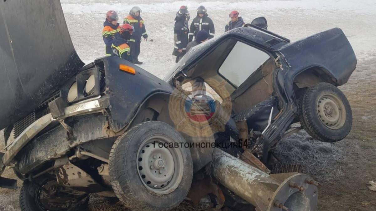 В Саратове пассажир «Жигулей» погиб из-за упавшего на машину столба