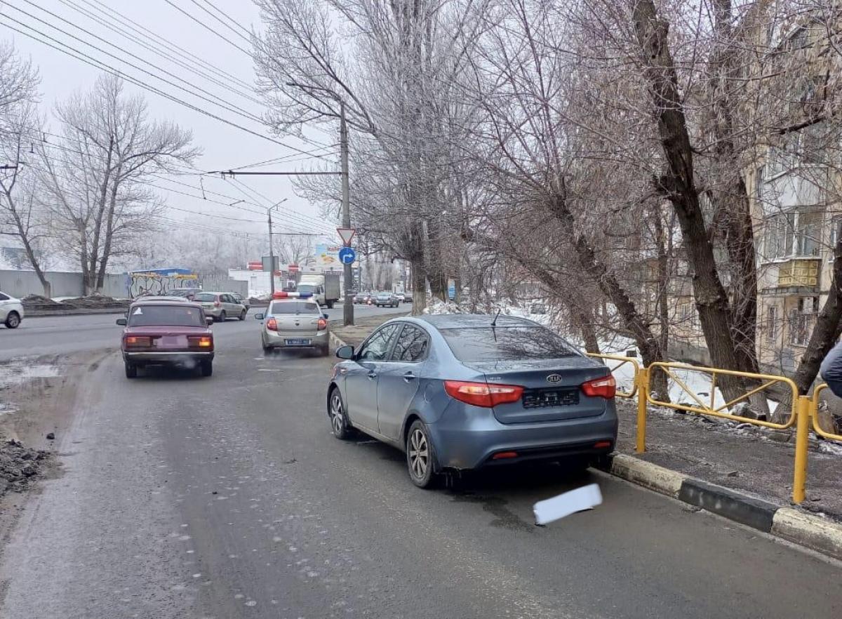 В Саратове на Шехурдина под колеса иномарки угодила переходившая дорогу женщина