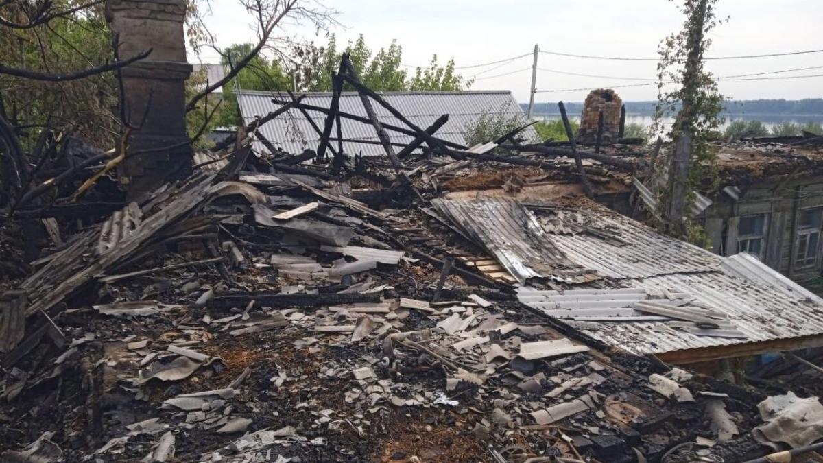 В Вольске на Цементников огонь с сараев перекинулся на жилой дом |  09.08.2022 | Саратов - БезФормата