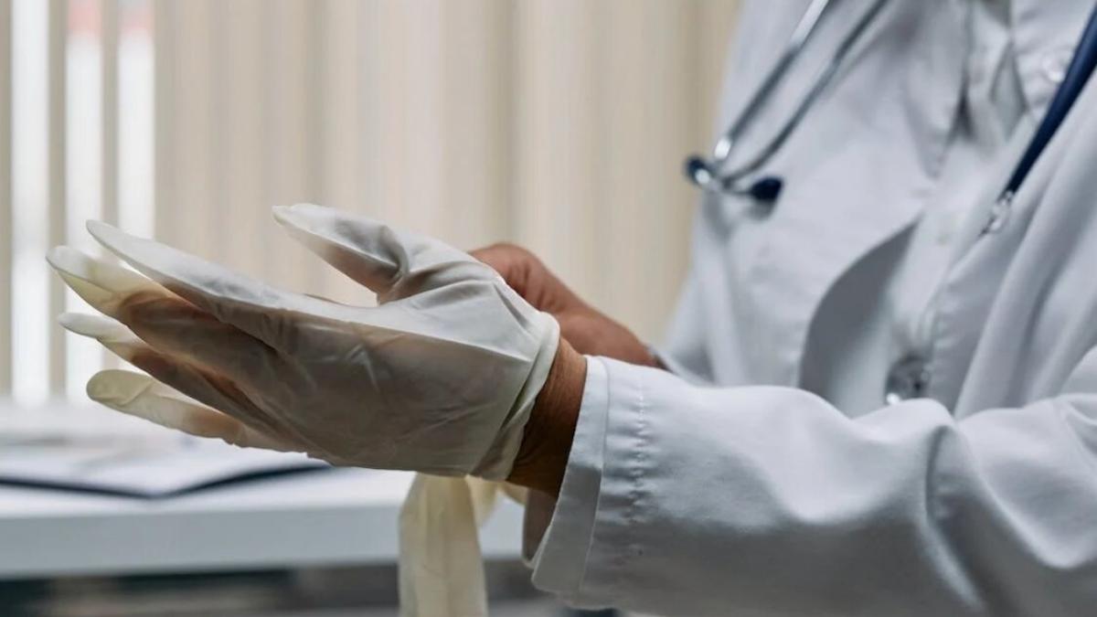 В Саратове пенсионер со сломанной рукой избил врачей травмпункта