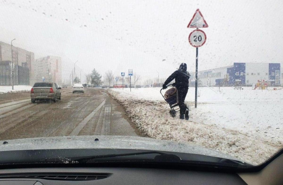 Снегопад в Саратове: депутат Госдумы восхитился горожанином, который смог провезти коляску на одном колесе