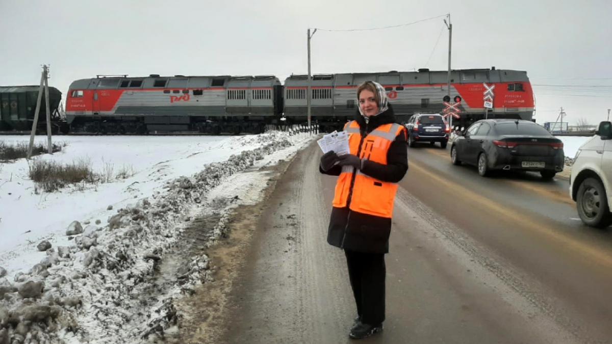 Энгельсским водителям напомнили о правилах пересечения железнодорожных переездов