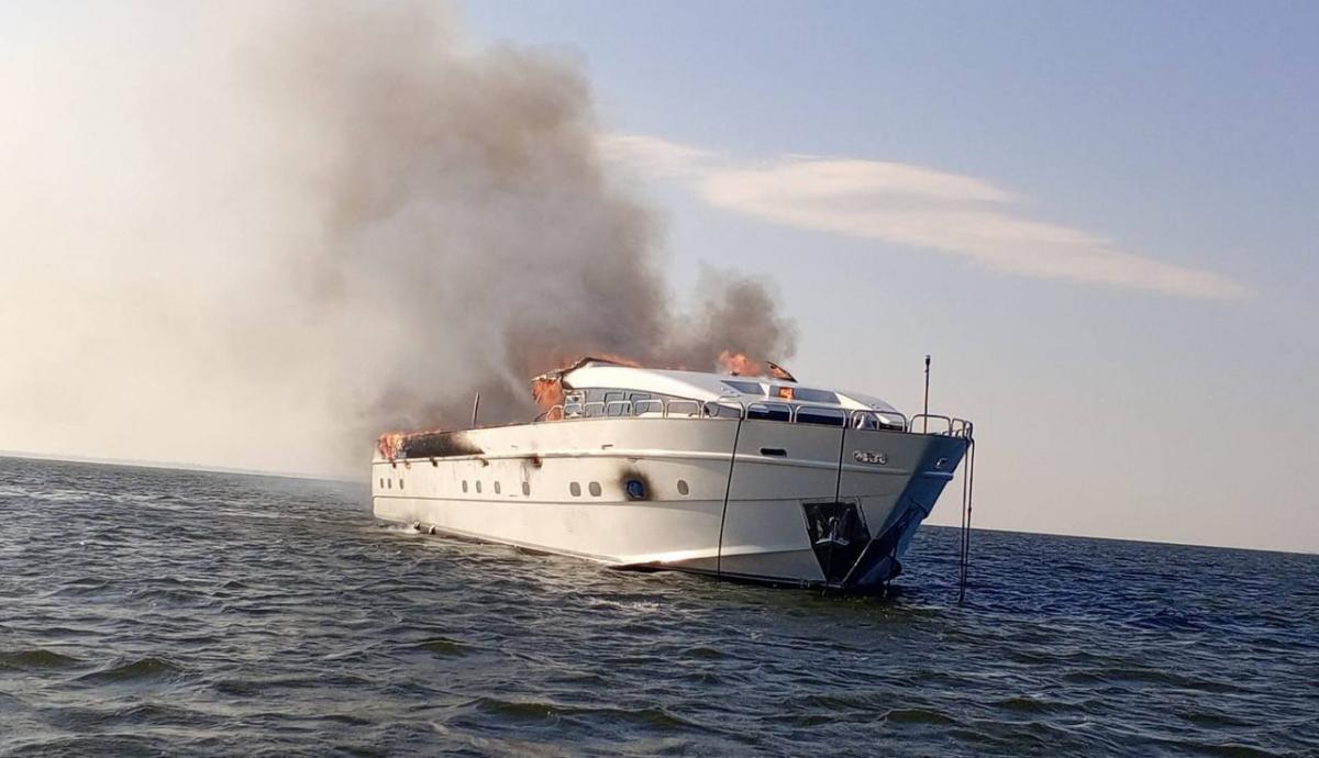 Под Саратовом возник пожар на яхте «Мечта» с людьми на Волге