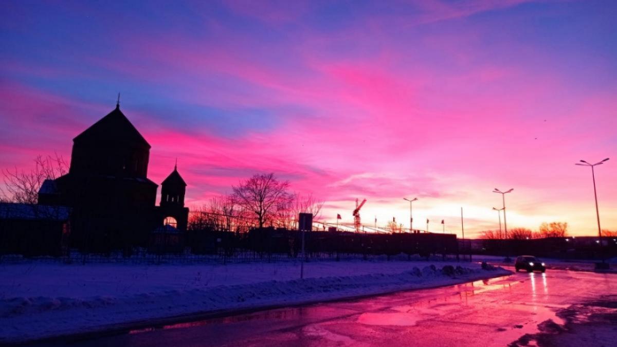 Розовый столб и венец Луны: саратовцы наблюдали уникальные явления