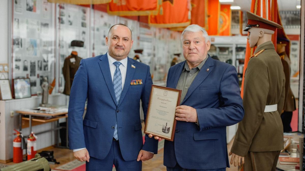 Калинин вручил благодарности ветеранам Саратовского военного института