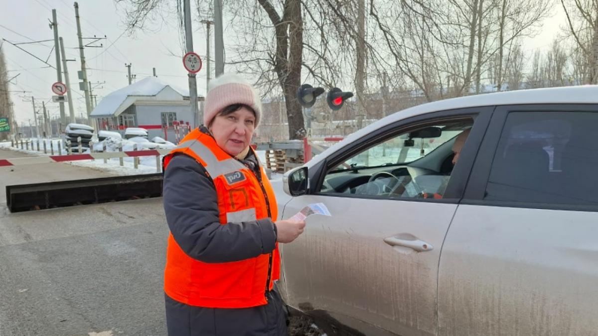 Водителям в Саратовской области напомнили о правилах пересечения железнодорожных переездов