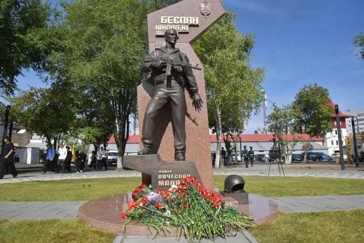 Калинин: в Балаково открыли памятник герою Беслана Вячеславу Малярову