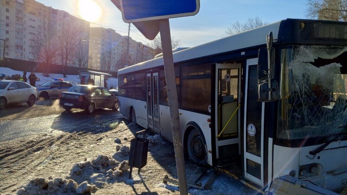 В Саратове автобус №11 протаранил остановку на Топольчанской