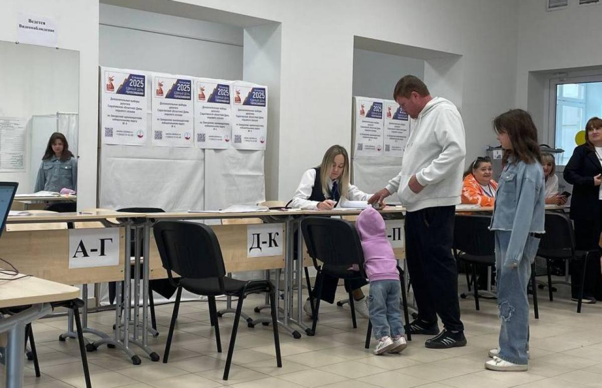 Голосование в Саратовской области: на участки приходят целыми семьями