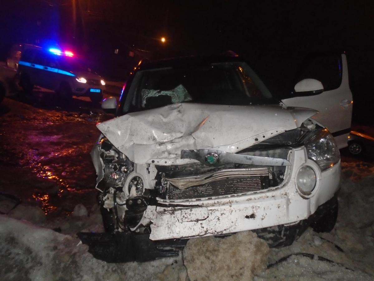 В Энгельсе молодая женщина получила травмы в тройном ДТП