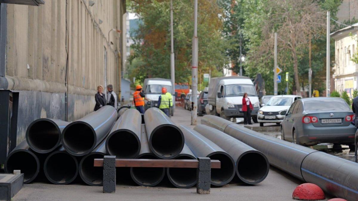В Саратове на Зарубина заменят чугунные трубы 60-летнего возраста