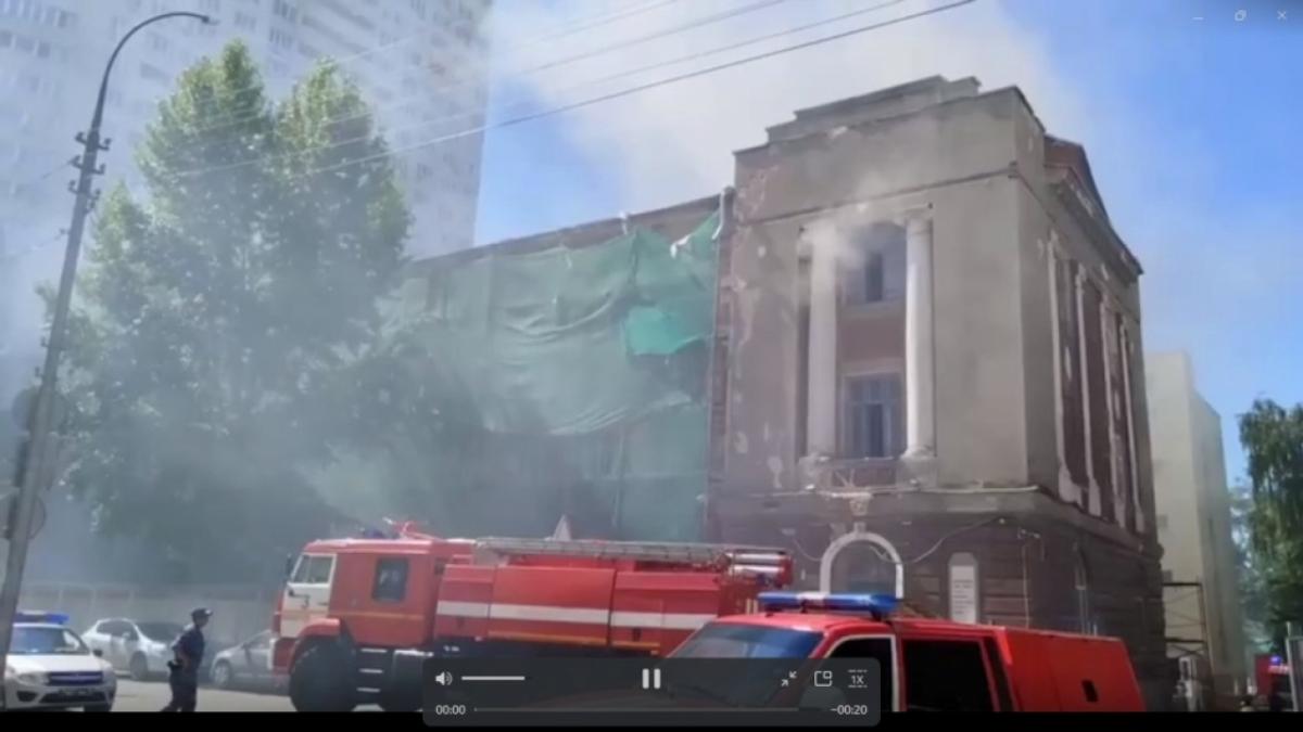 В Саратове горит школа №2 на улице Мичурина