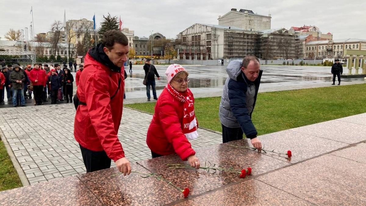 Саратовские коммунисты в канун Великого Октября возложили цветы к памятнику Ленину