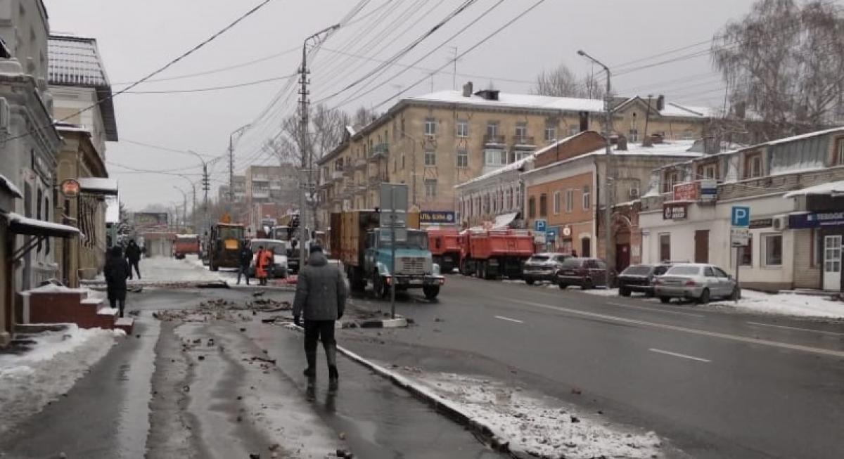 Повреждение водопровода на ул.Радищева оставило без воды центр Саратова 