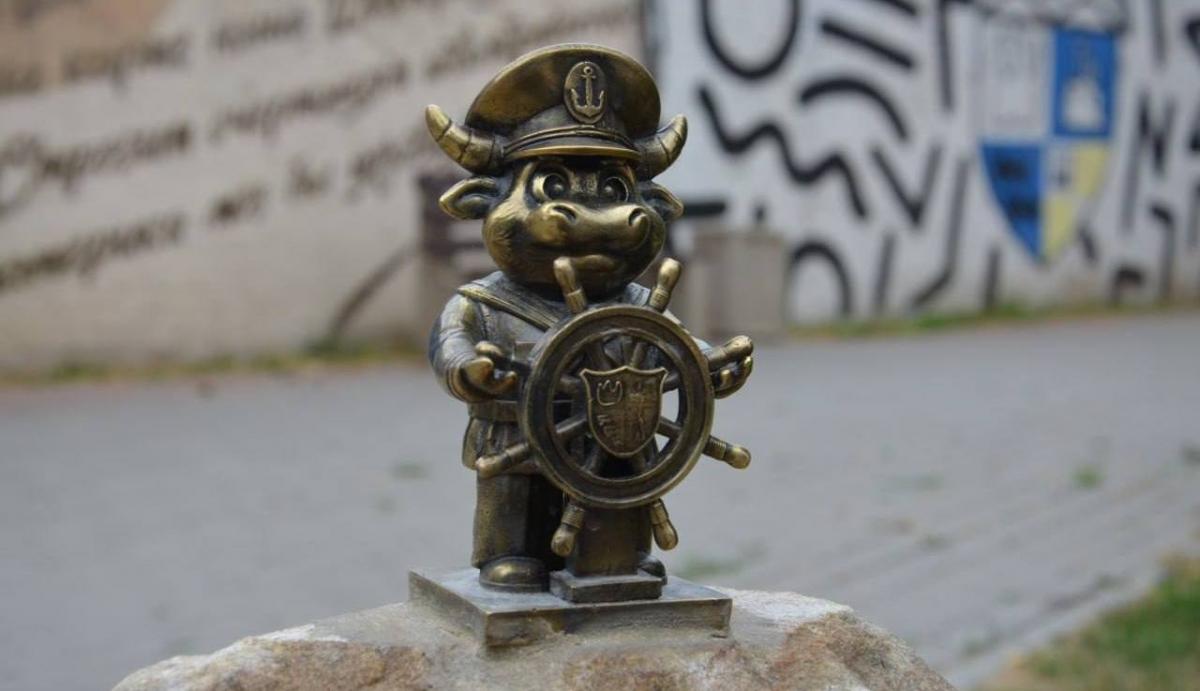 В Энгельсе запустили туристический маршрут с бронзовыми бычками