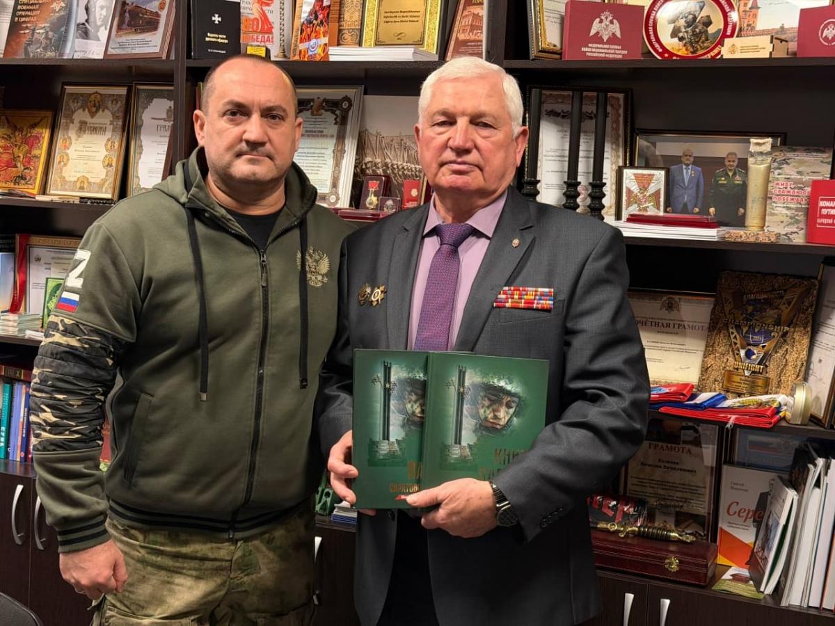 Калинин передал в дар библиотеке Саратовского института Росгвардии Книги Памяти