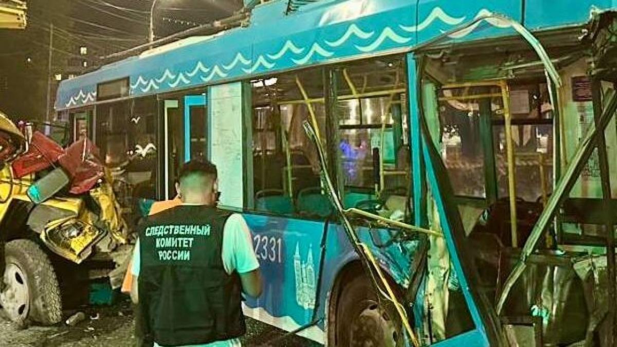 В Саратове завели дело по факту ДТП с троллейбусом и аварийкой