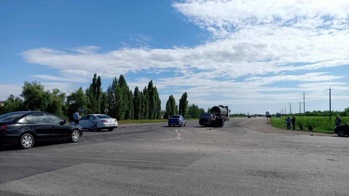 Под Энгельсом в аварии с «Фольксвагеном» покалечились водитель и пассажиры «Ларгуса»